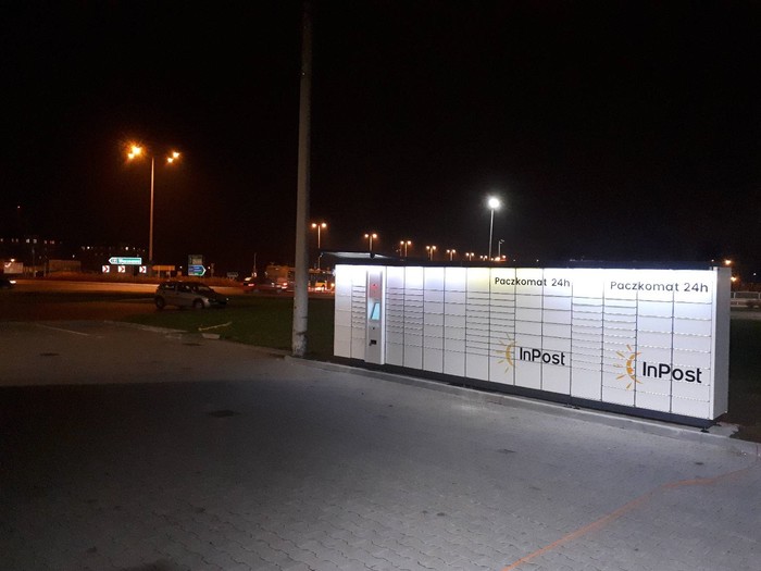 Paczkomat RZE12A Przy sklepie Delikatesy Centrum