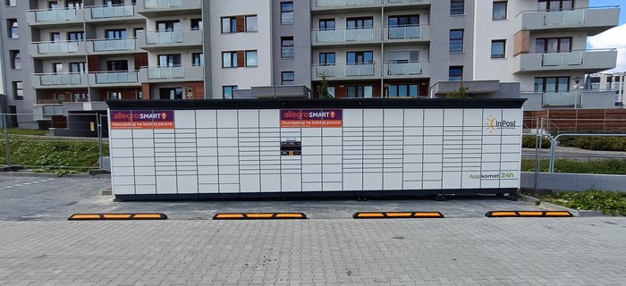 Paczkomat RZE12BAPP Parking Marketu Aldi
