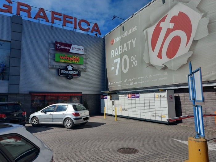 Paczkomat RZE14A Na parkingu Outlet Graffica