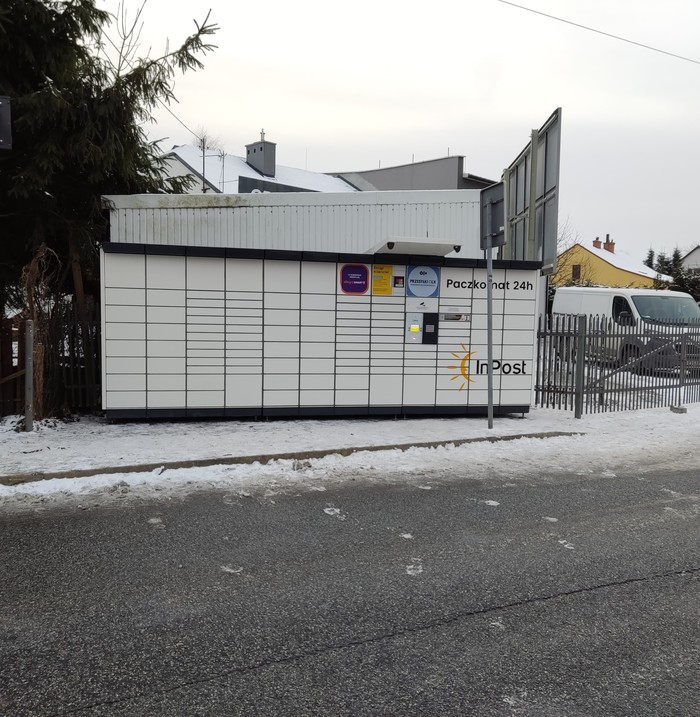 Paczkomat RZE14N Agencja Waldi przy przystanku autobusowym
