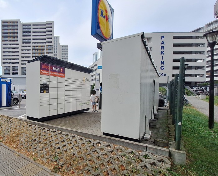 Paczkomat RZE16BAPP Parking Sklepu Lidl na przeciwko paczkomatu RZE08M