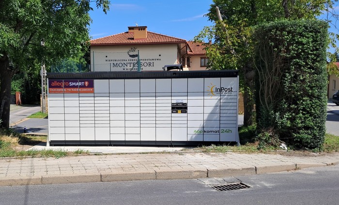 Paczkomat RZE17BAPP Przy szkole podstawowej - parking