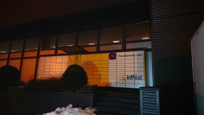 Parcel Locker RZE18A Na tylnym parkingu przy sklepie meblowym Meblex
