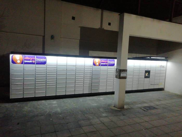 Paczkomat RZE19M Przy centrum Handlowym w przejściu wewnętrzym (podcienia)