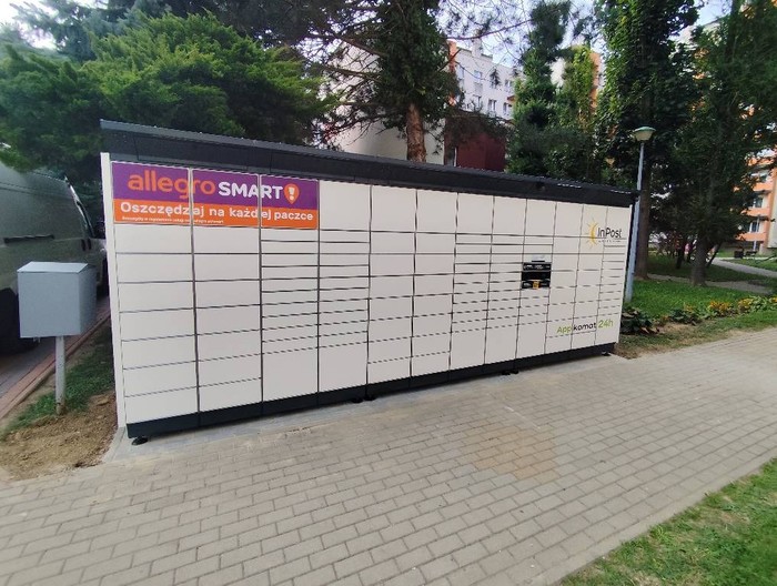 Parcel Locker RZE20BAPP Przy biurze spółdzielni Metalowiec