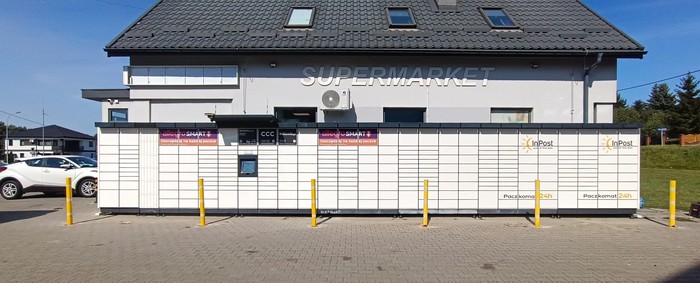 Paczkomat RZE23M Naprzeciwko sklepu Auchan