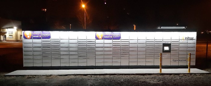 Paczkomat RZE25M Przy sklepie meblowym oraz przedszkolu