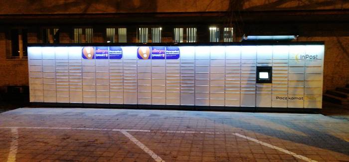 Paczkomat RZE27M Przy Agencji Rozwoju Regionalnego front budynku