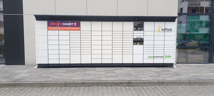Paczkomat RZE33BAPP Przy parkingu od strony bloków, od ulicy Solińskiej