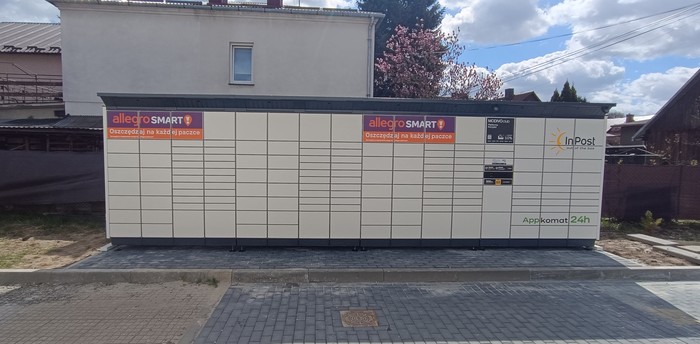 Paczkomat RZE34BAPP Tylny parking sklepu