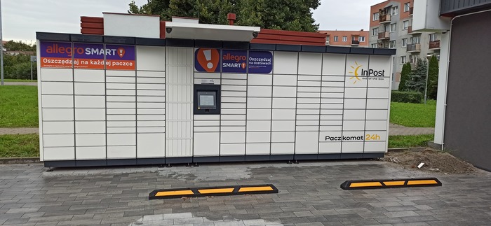 Parcel Locker RZE34M Z boku sklepu od strony magazynu