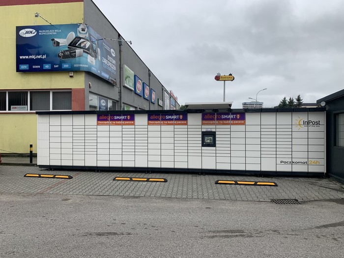 Paczkomat RZE42M Przy Centrum Handlowym "Stara Szwalnia"