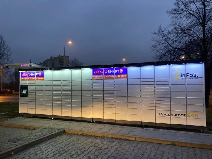 Paczkomat RZE44M przy myjni