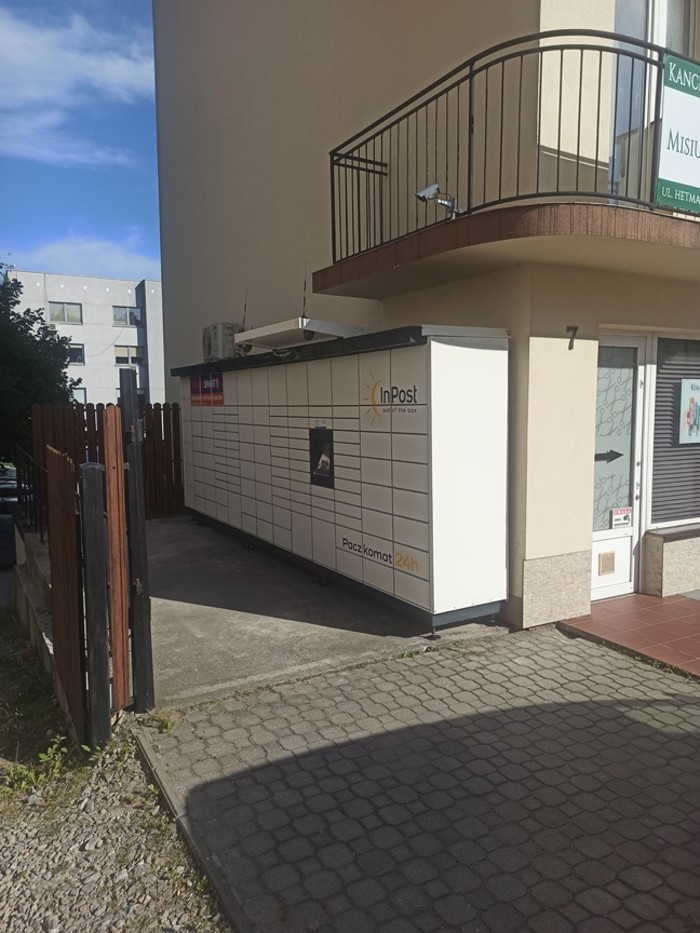 Paczkomat RZE51M Przy budynku z lewej strony