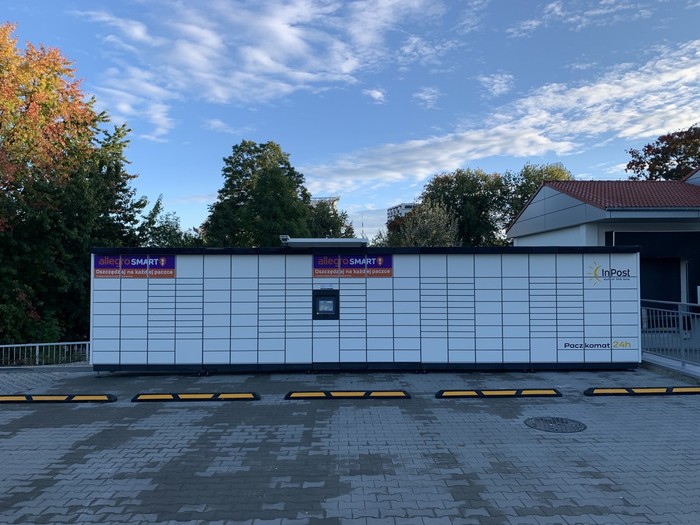 Paczkomat RZE63M Na parkingu, po lewej stronie wejścia do sklepu Lidl