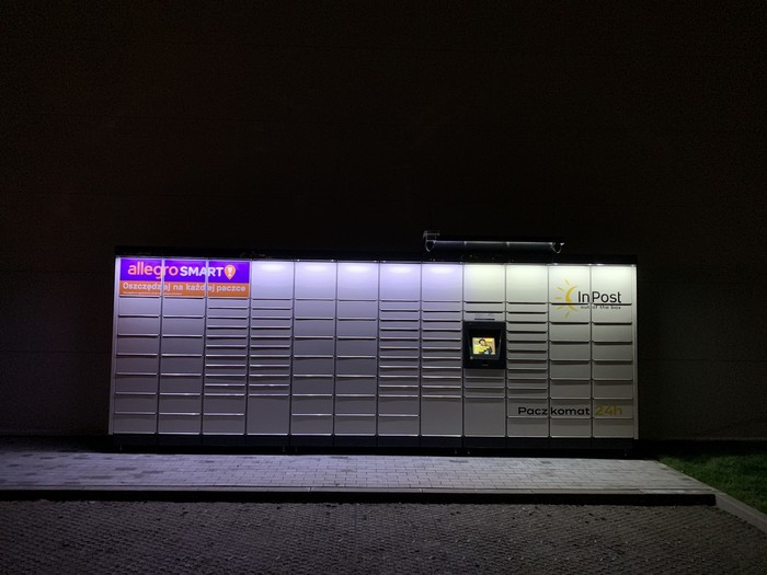 Paczkomat RZE67M Przy parkingu Kaufland