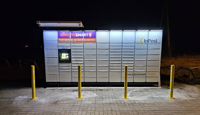 Paczkomat RZEY01M Przy sklepie spożywczym.
