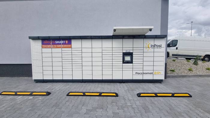 Paczkomat RZI03M na parkingu przy nowym sklepie EMI Market ulica Strumieńska 195