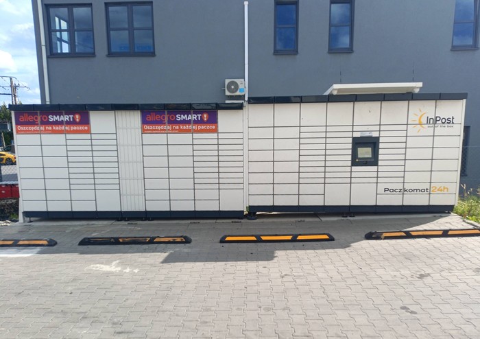 Поштомат RZI04M na parkingu obok sklepu