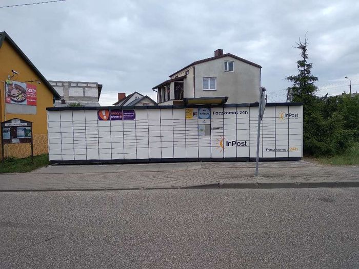 Paczkomat RZK01N Przy sklepie spożywczym Nad Rowem