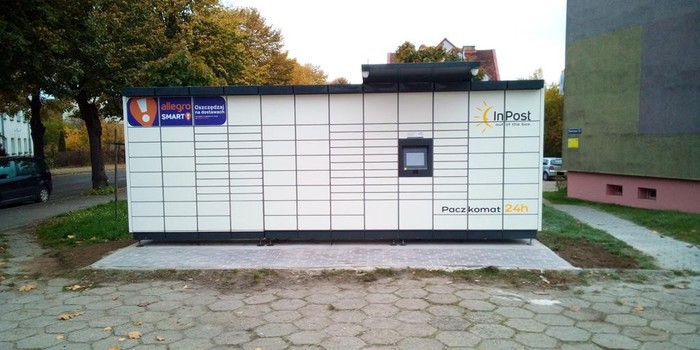 Parcel Locker RZP01M na parkingu przy sklepie Anglershop