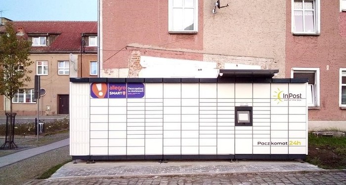 Paczkomat RZP02M na parkingu