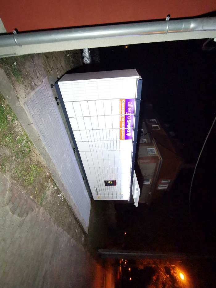 Paczkomat RZP04M przy budynku
