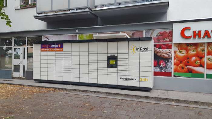 Paczkomat RZP06M przy sklepie