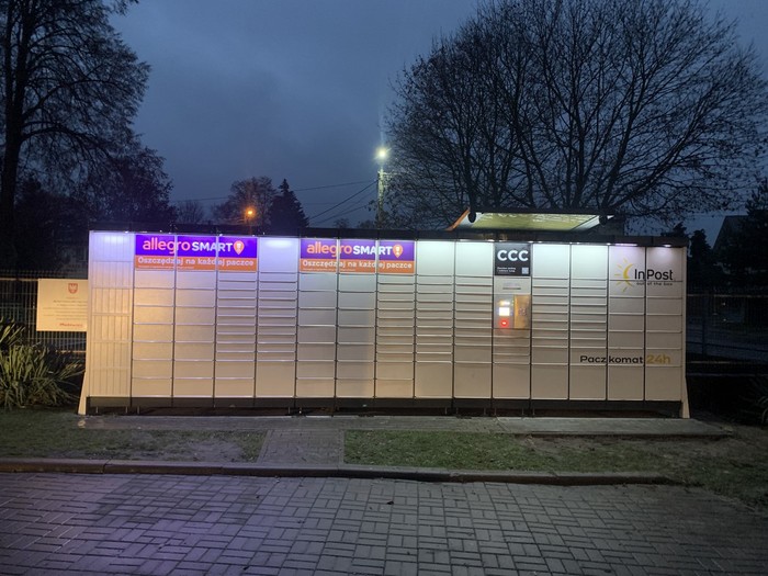 Parcel Locker RZS01N Na tylnym parkingu urzędu Gminy, przy basenie