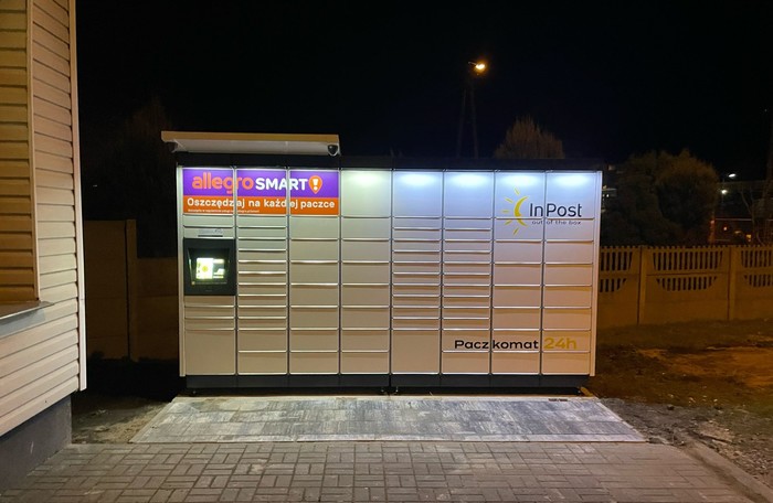 Paczkomat RZUC01M Na parkingu sklepu spożywczego