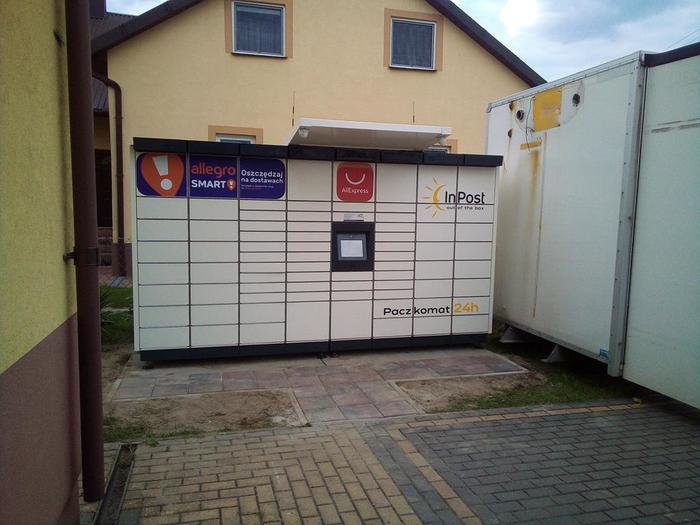 Paczkomat RZY01M Przy wejściu po prawej stronie