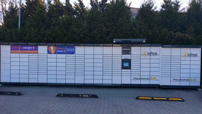 Paczkomat RZZ01M Na parkingu Delikatesów Centrum