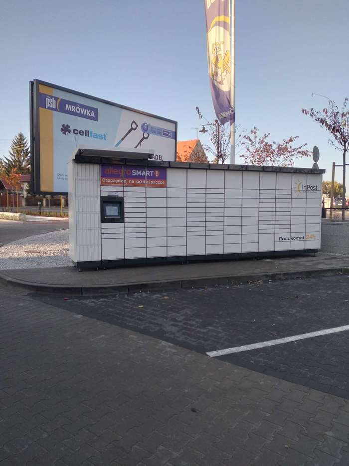 Parcel Locker SAA04M na parkingu