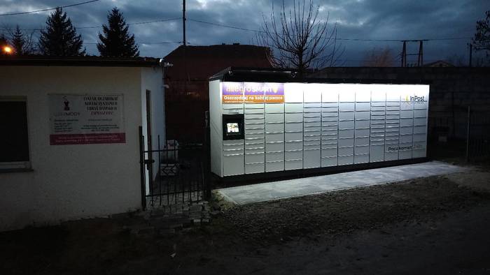 Paczkomat SAJ01M Przy sklepie odzieżowym.