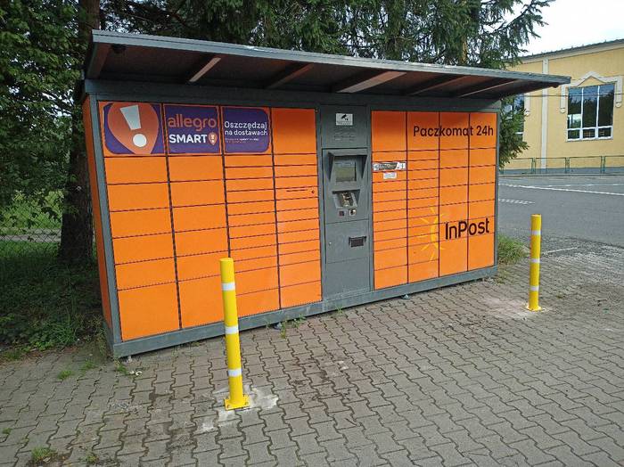 Paczkomat SAK01F Po prawej stronie od wejścia do sklepu