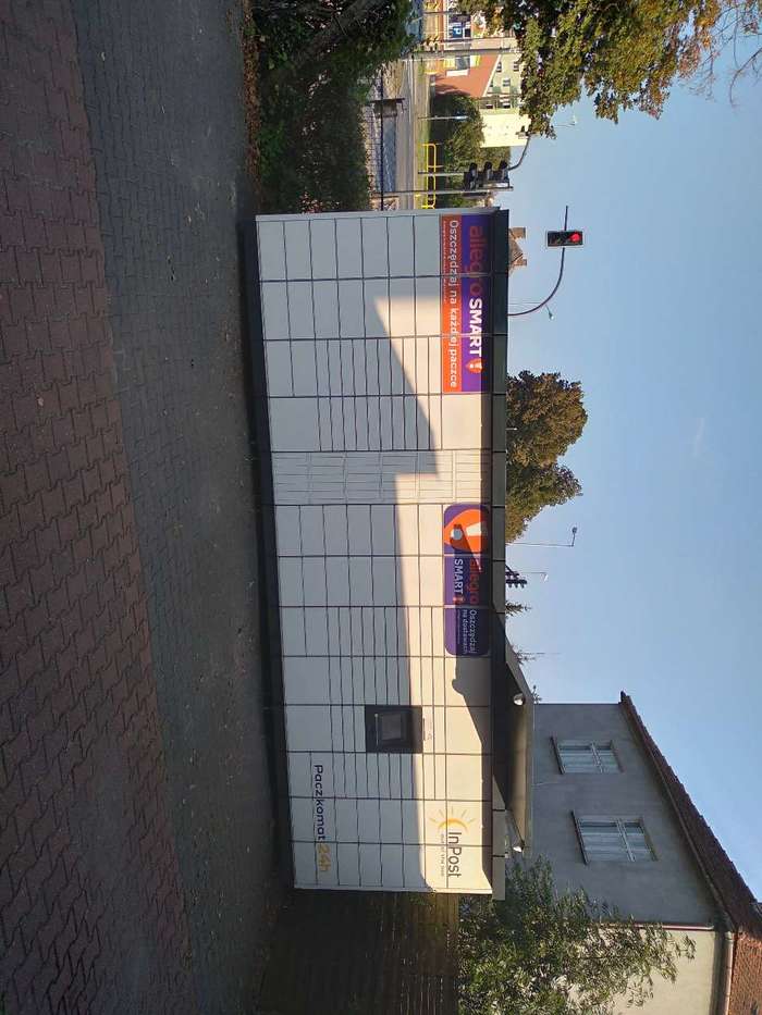 Paczkomat SAM02M Parking przy zakładzie fryzjerskim dla psów znajdujący się na prywatnej posesji