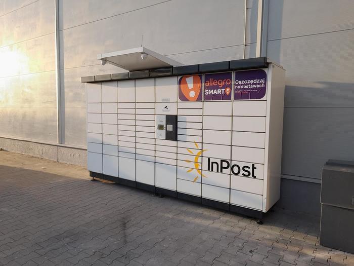 Paczkomat SAM02N Boczna ściana Netto