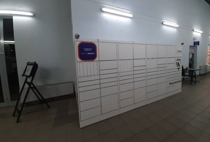Parcel Locker SAN01H Stacja BP wewnątrz w holu
