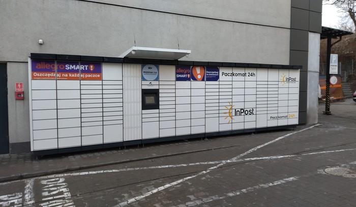 Parcel Locker SAN03M Na parkingu sklepu Stokrotka