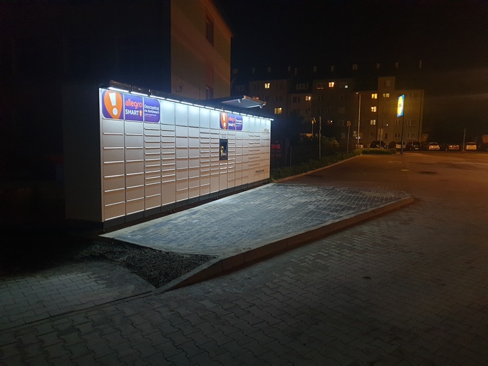 Paczkomat SAN04M Na parkingu sklepu LIDL
