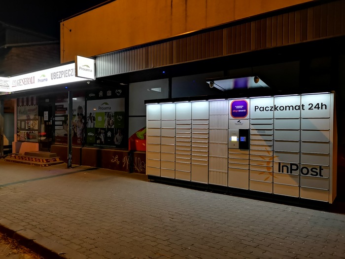 Paczkomat SAN05N Przed wejściem do sklepu Lewiatan