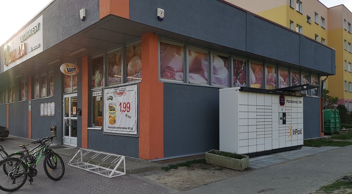 Поштомат SAN06N Po prawej stronie od wejścia do sklepu Familia