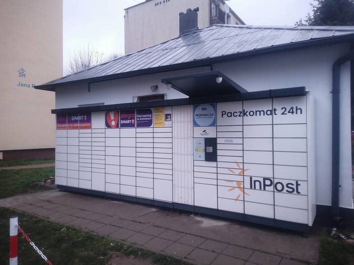 Paczkomat SAN08N Na osiedlu, obok sklepu Kalafiorek