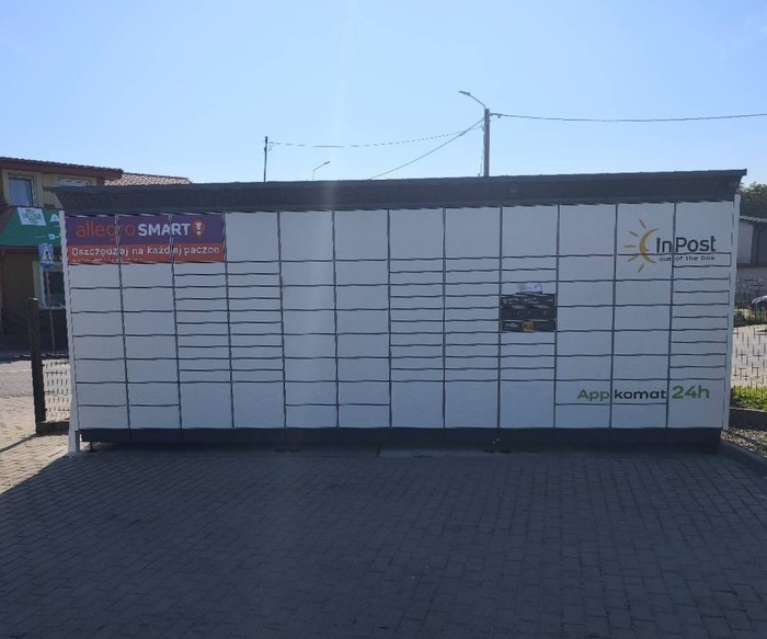 Paczkomat SAO01BAPP na parkingu sklepu MiniMarket