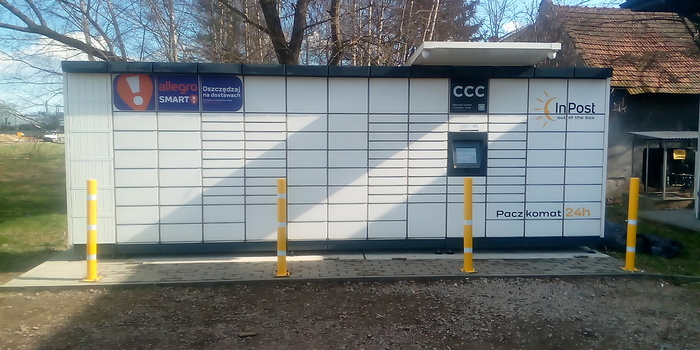 Paczkomat SAS01M Przy parkingu od strony Apteki