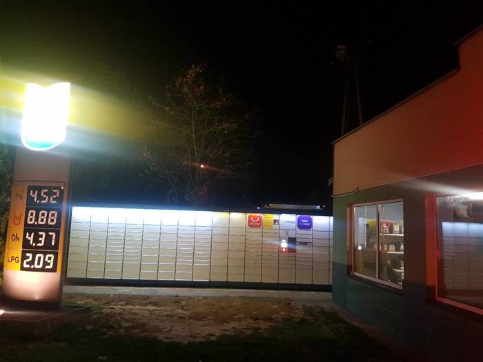 Paczkomat SAW01N Przy wejściu do stacji
