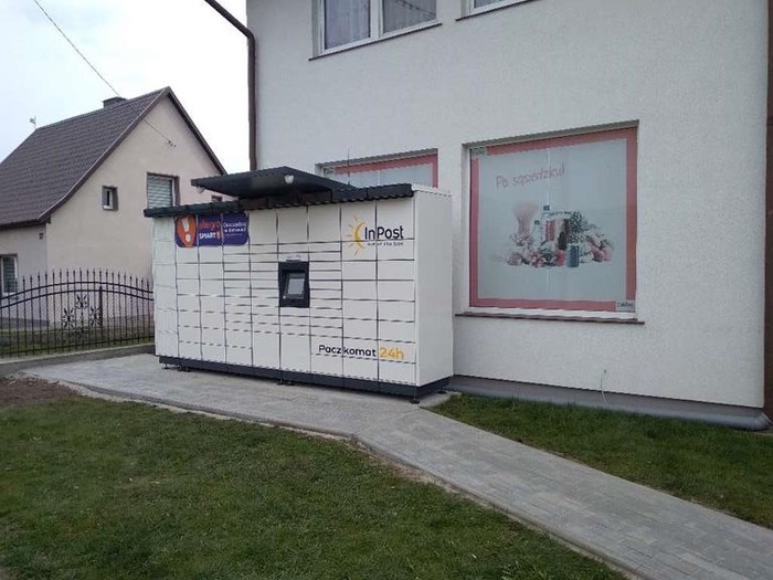 Parcel Locker SAZ01M Trawnik przy ścianie budynku