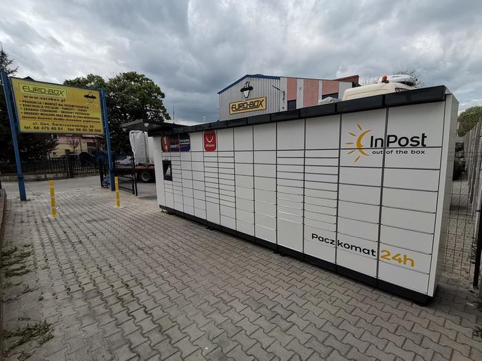 Paczkomat SBD03M na parkingu