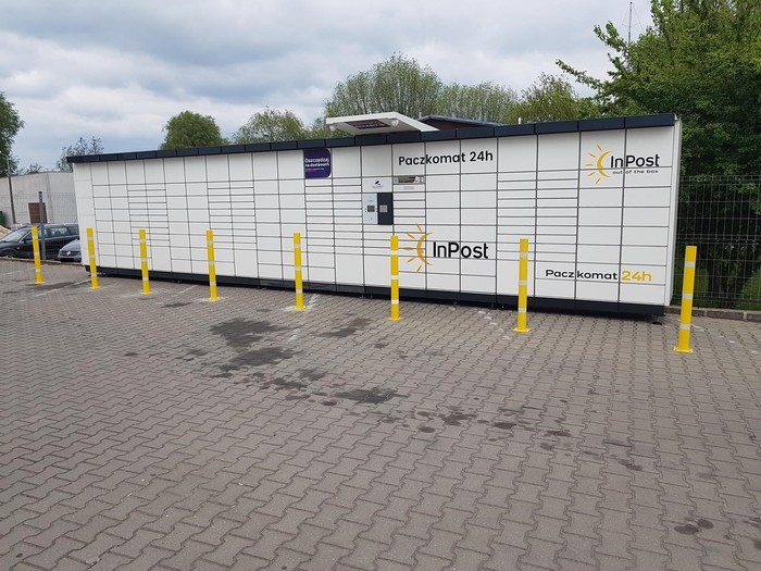 Paczkomat SBD03N na parkingu