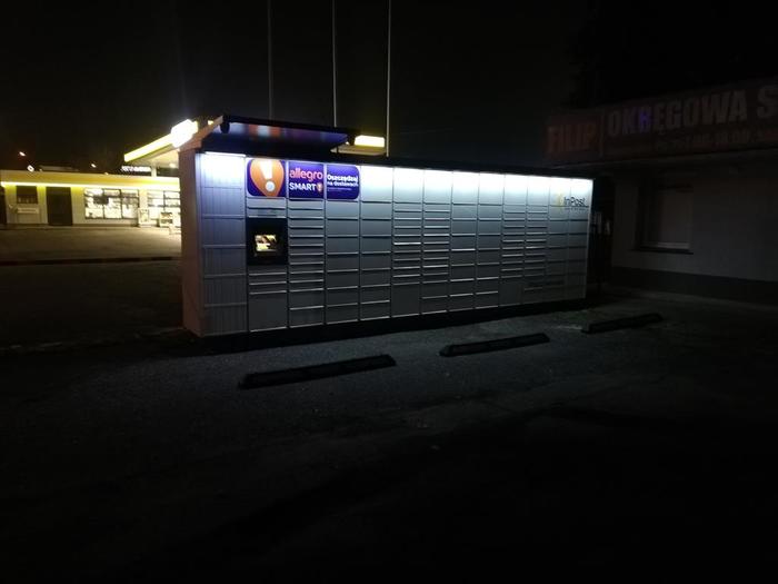 Paczkomat SBD04M na parkingu koło Lotosu